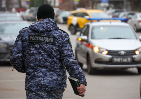 Пьяный дебошир разбил посуду в кафе и познакомился с росгвардейцами