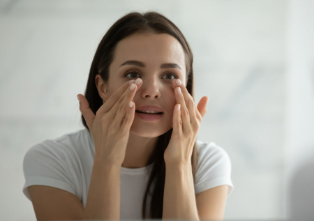 Как снять отек с лица после сна: приводим себя в порядок за минуты