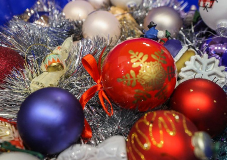 Юрист объяснил, кто может получить штраф за торговлю новогодними товарами