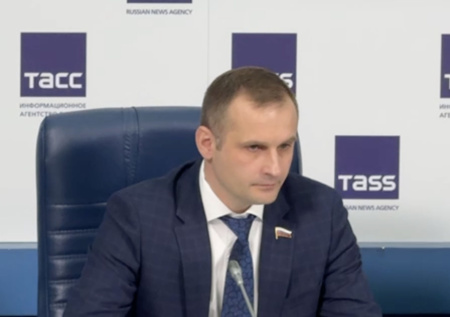 Депутат Леонов ответил на критику закона о закреплении медкадров