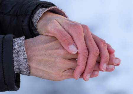 Дерматолог дала советы, как избежать сухости рук зимой