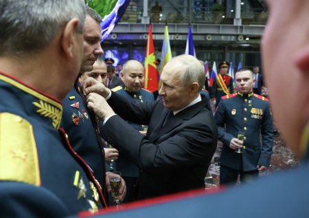 Освободившие Северск военные получили «Золотые Звезды» из рук Путина