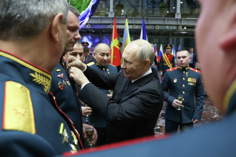 Президент РФ Владимир Путин на церемонии вручения медалей ‭«Золотая Звезда» Героя России участникам спецоперации, освободившим город Северск