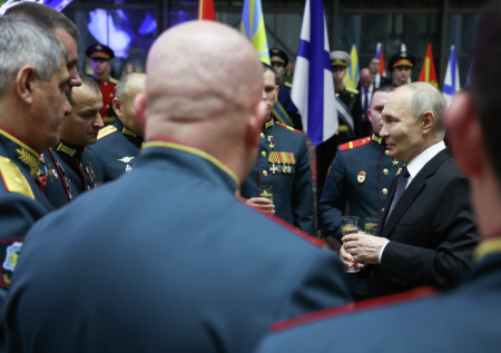 «Сражаетесь за достойное будущее»: Путин обратился к военным