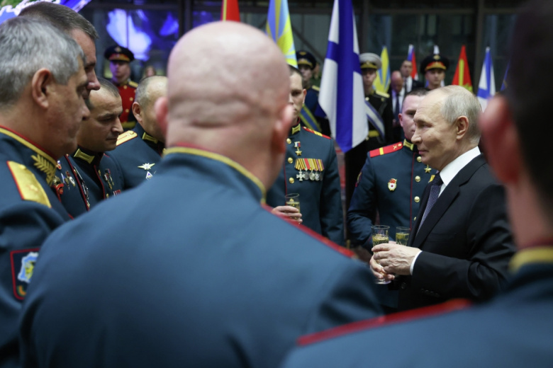 Президент РФ Владимир Путин на церемонии вручения медали ‭«Золотая Звезда» Героя России участникам спецоперации, освободившим город Северск