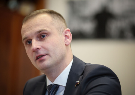 Депутат Леонов ответил на критику закона о закреплении медкадров