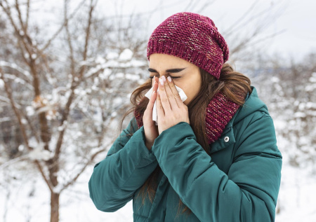 Отоларинголог объяснила, почему на морозе появляется насморк