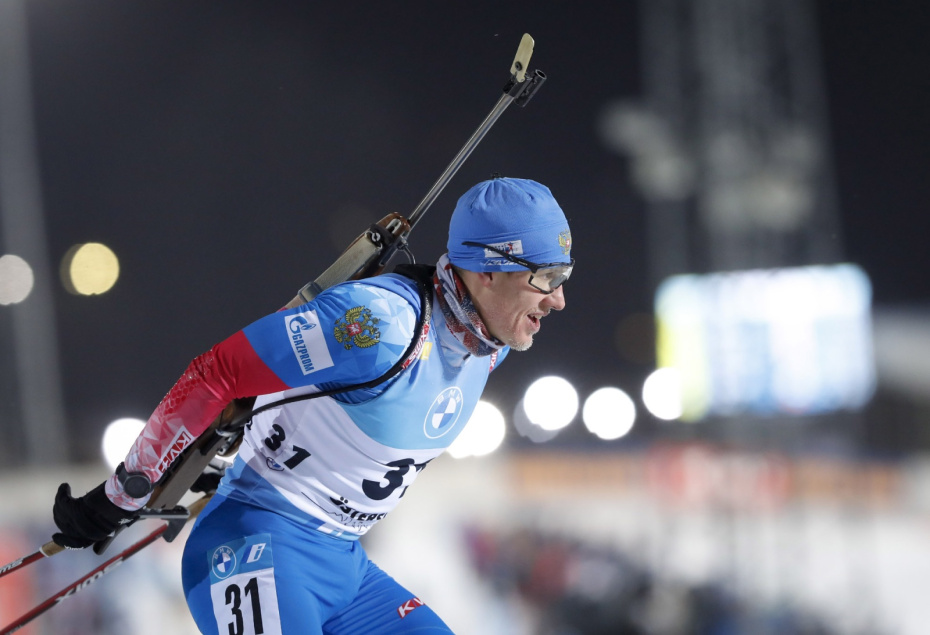 Эдуард Латыпов из России во время соревнований по биатлону на дистанции 20 км в индивидуальном зачете Кубка мира IBU среди мужчин на биатлонной арене в Эстерсунде