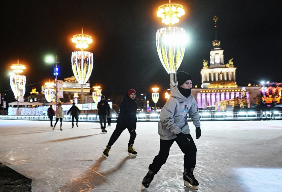 Посетители катаются на катке ВДНХ в Москве