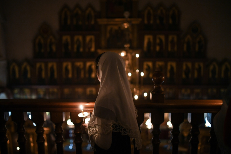 Люди во время службы в соборе Рождества Пресвятой Богородицы