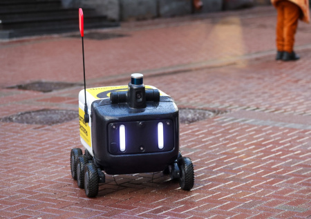 Женщина споткнулась о робота в центре Москвы и попала на видео