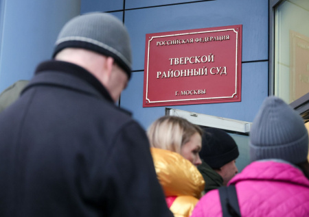 Родителей устроившего резню подростка «поймали» на выходе из суда