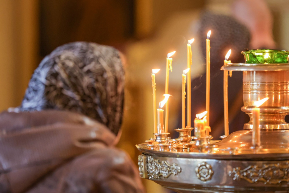 Прихожане во время богослужения