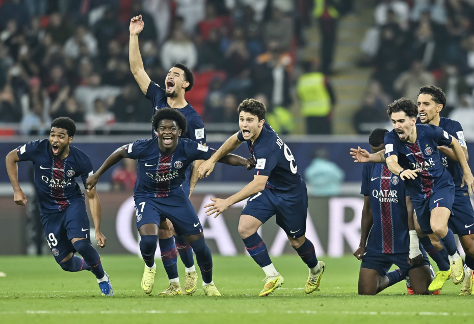 Игроки «Пари Сен-Жермен» празднуют победу в финальном матче Межконтинентального кубка ФИФА 2025 года над бразильским «Фламенго» в Катаре