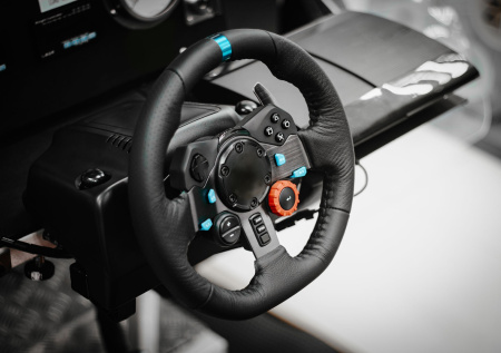 Двое россиян прокатились на машине с игрушечным рулем