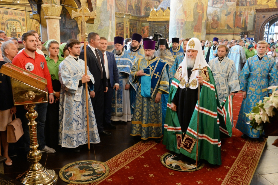 Патриарх Московский и Всея Руси Кирилл (справа) во время службы в праздник