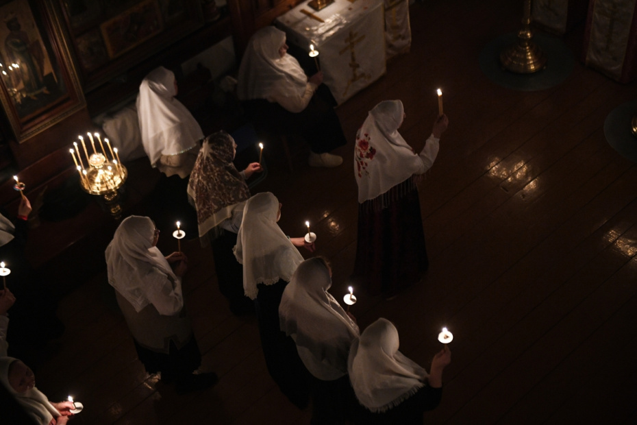 Люди во время службы в соборе Рождества Пресвятой Богородицы