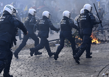 Протестующих у Европарламента закидали гранатами со слезоточивым газом