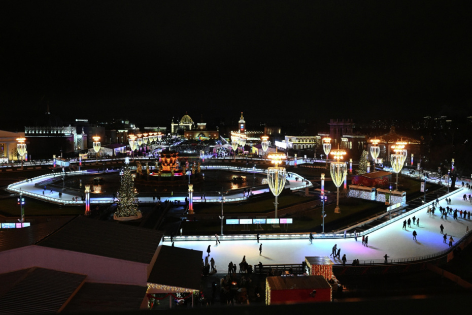 Вид на каток ВДНХ в Москве