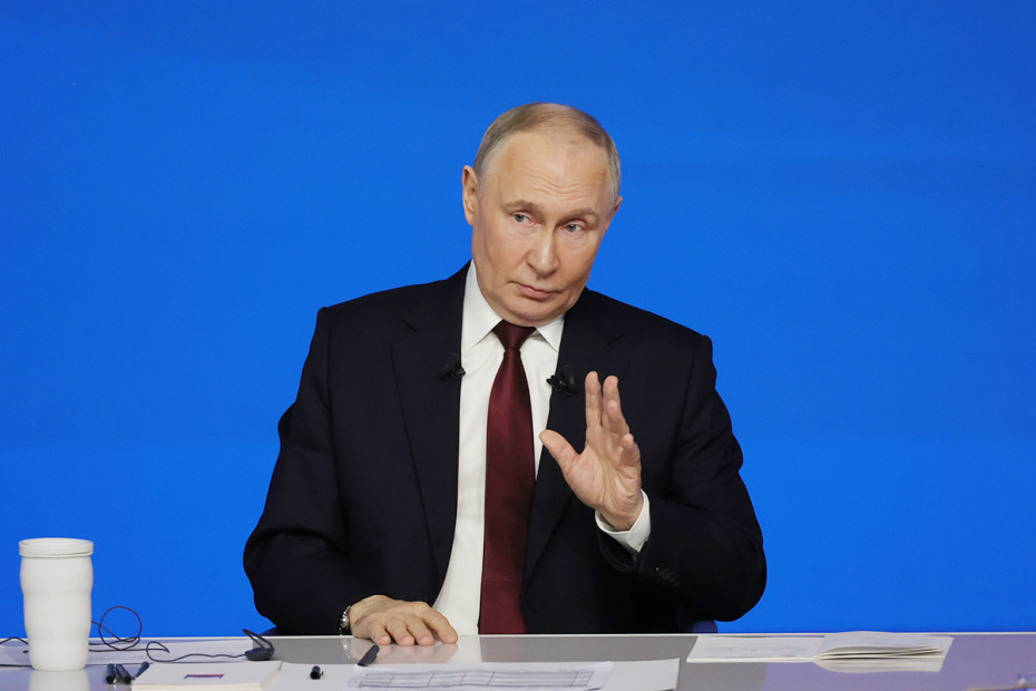 Президент РФ Владимир Путин во время прямой линии и большой пресс-конференции в Гостином Дворе