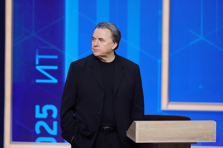 Генеральный директор АО «Первый канал» Константин Эрнст перед началом программы «Итоги года» с президентом России Владимиром Путиным в Гостином дворе