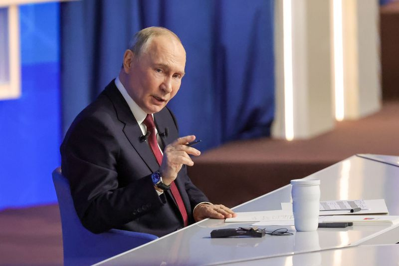 Президент РФ Владимир Путин во время прямой линии и большой пресс-конференции в Гостином Дворе