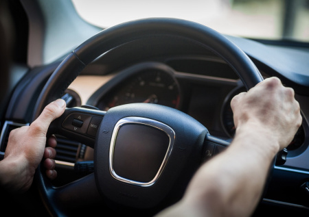 Преступник угнал машину с пятилетней девочкой в салоне