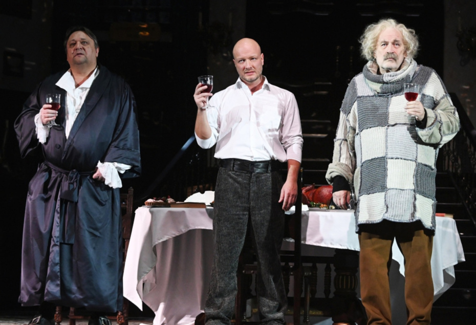 Никита Панфилов в роли Иоганна Вильгельма Мёбиуса (посередине) в сцене из спектакля «Физики» в Государственном академическом Малом театре в Москве