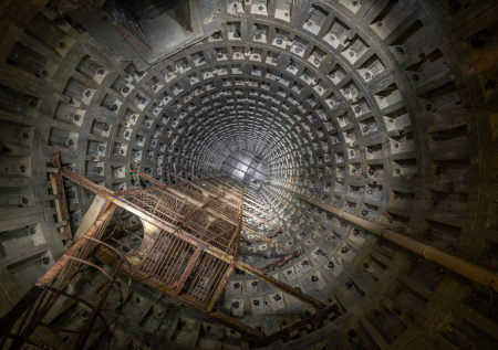 Монтажник чудом выжил после падения в шахту