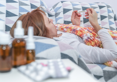 Инфекционист рассказал, почему нельзя переносить простуду на ногах