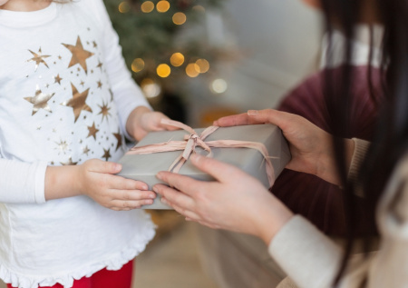 Детский психолог раскрыла, что подарить ребенку на Новый год