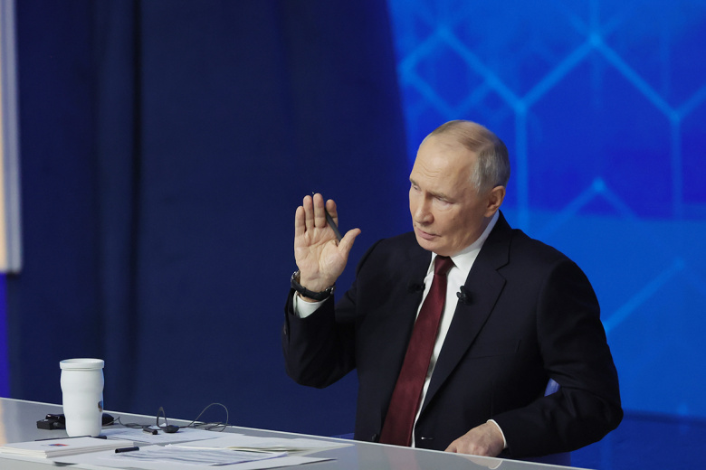 Президент РФ Владимир Путин во время прямой линии и большой пресс-конференции в Гостином Дворе