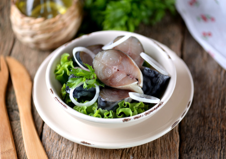 Диетолог предупредил, кому крайне опасно есть селедку