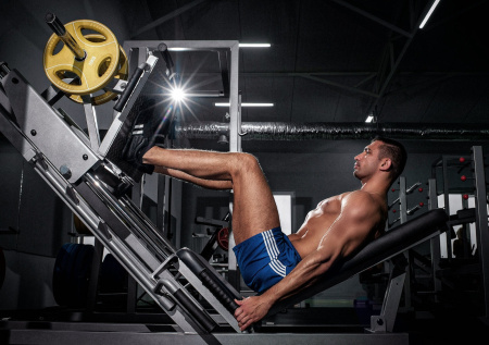 Фитнес-тренер назвал эффективную альтернативу приседаниям со штангой