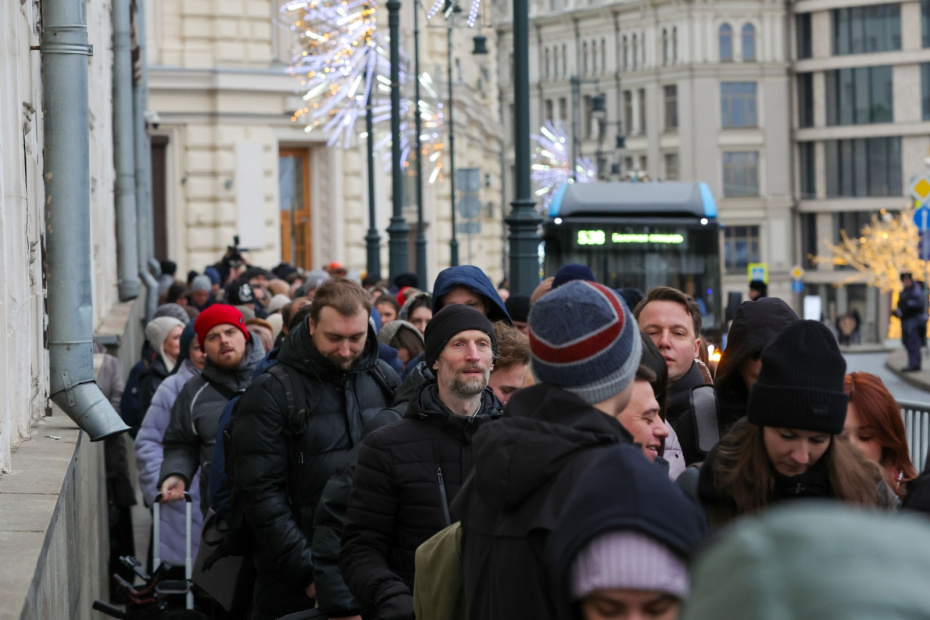 Люди стоят у входа в Гостиный двор, где пройдет прямая линия президента РФ Владимира Путина