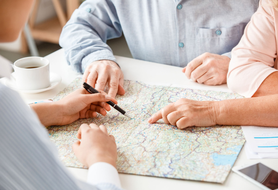 Куда поехать пенсионерам недорого и интересно: лучшие направления и время