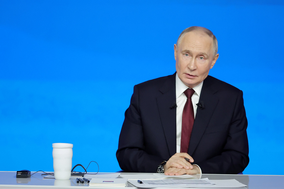 Президент РФ Владимир Путин во время прямой линии и большой пресс-конференции в Гостином Дворе