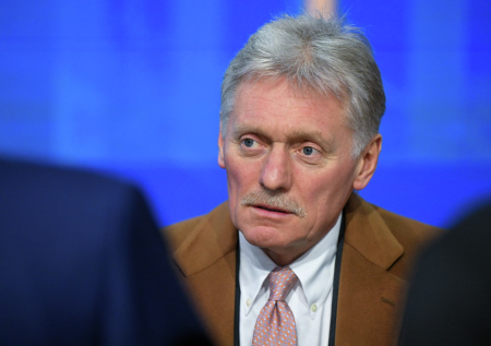 Песков заявил о постоянной связи Путина с военными