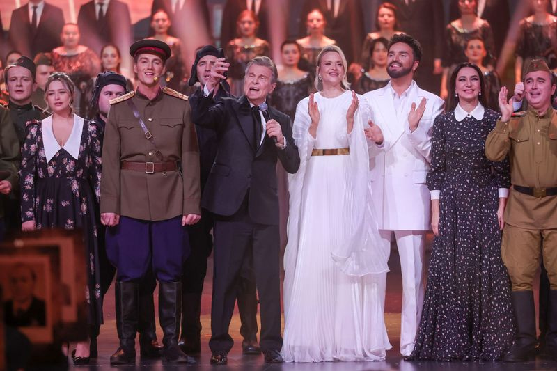 Певец Лев Лещенко (в центре) выступает на концерте, посвященном 50-летию песни «День Победы» в Государственном Кремлевском дворце