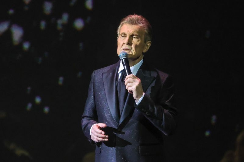 Певец Лев Лещенко выступает на концерте, посвященном 50-летию песни «День Победы» в Государственном Кремлевском дворце