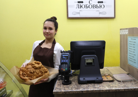 Владелец пекарни «Машенька» показал каравай, который подарит Путину