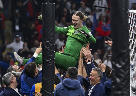 Сафонов сломал руку в матче, где отразил четыре пенальти подряд