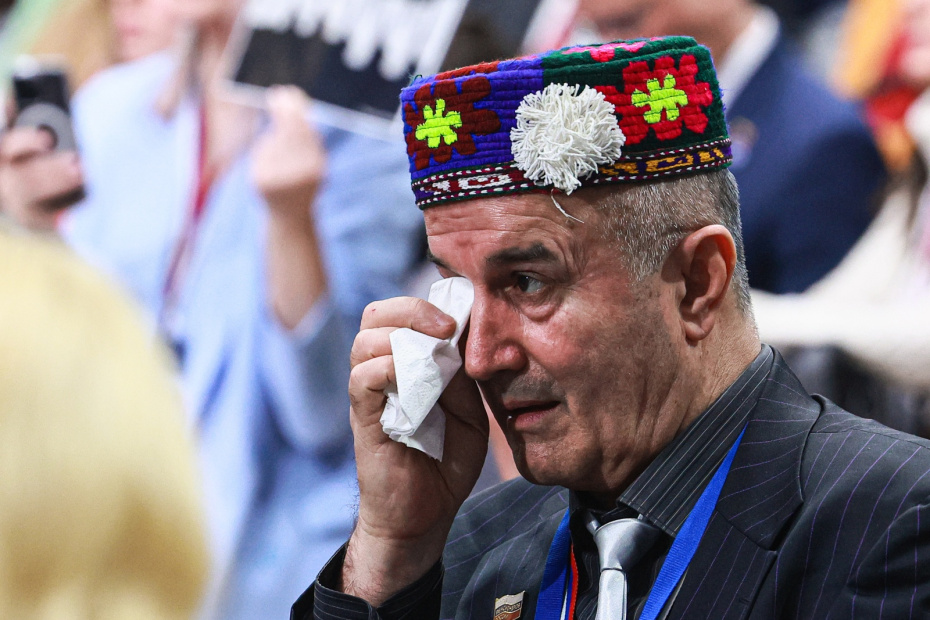 Мужчина во время программы «Итоги года» с президентом России Владимиром Путиным в Гостином дворе.