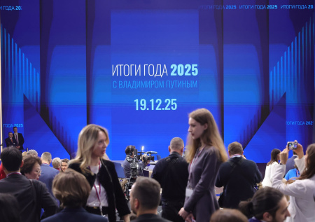 На площадке кол-центра прямой линии с Путиным находится психолог