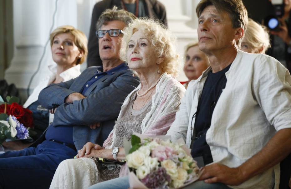 Анна Ардова, Игорь Костолевский, Светлана Немоляева и Анатолий Лобоцкий (слева направо) во время сбора труппы Московского академического театра имени Владимира Маяковского, 2018 год