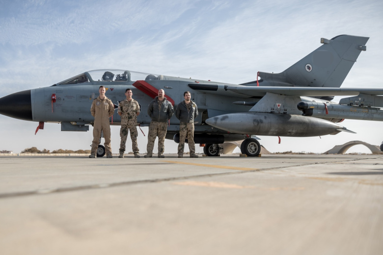 Истребители Tornado взлетают с базы в направлении Сирии в рамках операции по борьбе с ИГИЛ