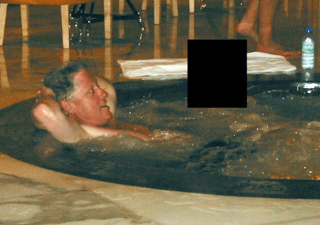 Всплыли засекреченные фото Клинтона в джакузи с одной из жертв Эпштейна