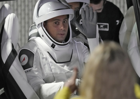 NASA озвучило дату запуска Crew Dragon с российским космонавтом