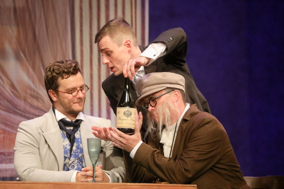 Актеры Филипп Бледный в роли Кругеля, Илья Коробко в роли Ихарева и Ярослав Жалнин в роли Глова (слева направо) во время спектакля «Игроки»