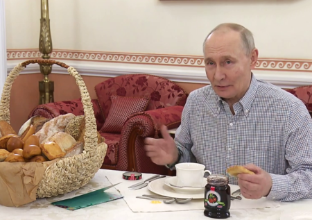 Путину вручили целую корзину с выпечкой из пекарни «Машенька»
